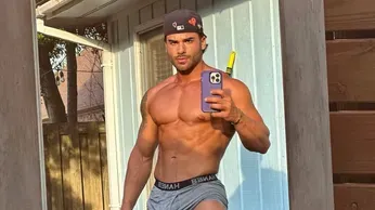 Santino Benamati's Powerful Thighs Prove 'Comfortable' Can Be so Sexy