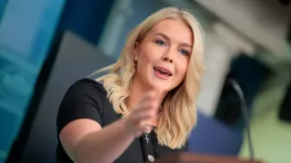 Karoline Leavitt’s Remarks on “Pregnant People” Ignite Debate Amid CDC Leadership Shakeup